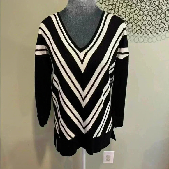 V-neck 3/4 sleeve length black and white striped sweater- Size Large - Picture 1 of 4